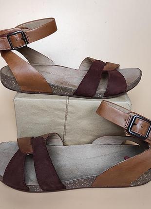 Босоніжки сандалі clarks.
розмір 42 довжина устілки 27 см.