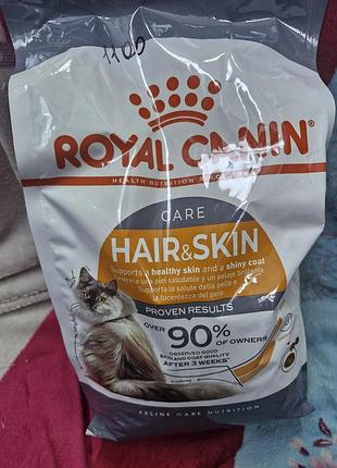 Корм royal canin hair & skin care, призначений для підтримки здоров'я шкіри та блиску шерсті у дорослих котів.