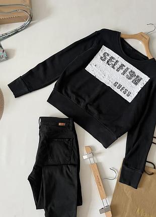 Світшот guess відрізняється стильним написом "selfish", виконаним блискучими паєтками