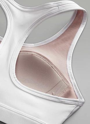 Білий топ nike swoosh dri-fit на тілесній підкладці з вшитими вкладишами