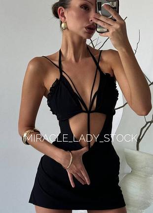 Prettylittlething чорна сукня на шнурівках