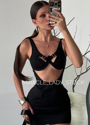 Prettylittlething чорна сукня з ремінцями на груддях