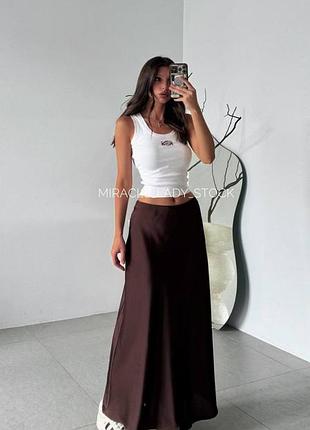 Prettylittlething шоколадна атласна спідниця