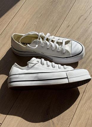 Кеди converse all star , білі, розмір 38, довжина устілки 25 см, легкі, зручні. купувала у офіційному магазині у валенсії