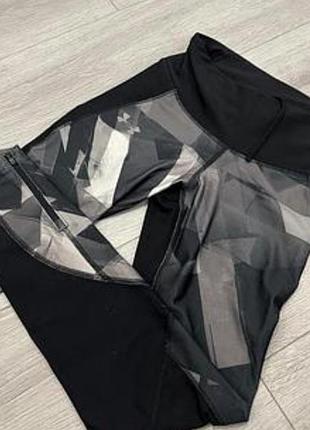 Женские леггинсы under armour с геометрическим принтом в черно-белых тонах.