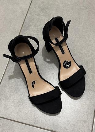 Чорні босоніжки dorothy perkins на стійких підборах, розмір 38 (uk 5) 24,5 см