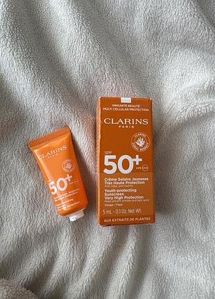 Clarins youth-protecting sunscreen spf 50+ для обличчя 5 мл — новий
