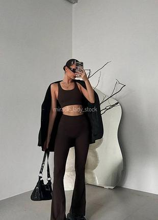 Prettylittlething шоколадний біфлексний комплект топ з чашечками + лосини кльош від коліна