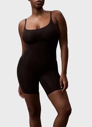 H&m моделюючий комбінезон має щільну структуру та корегуючий ефектв чорному кольорі xxl