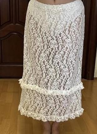 Мереживна спідниця prettylittlething.  на фото одягнена на дівчині розміру s, 165 см зросту. на бірці розмір 40.