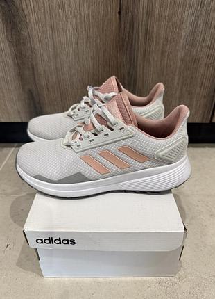 Кросівки adidas жіночі 37-1/3