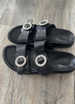 Шльопанці zara
