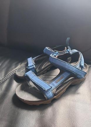 Женские босоножки teva
