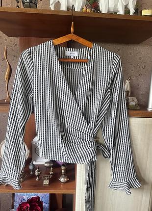 Блуза з глибоким декольте