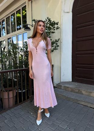 Силуетна довга сукня з мереживом