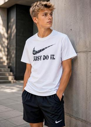 Стіляча футболка nike