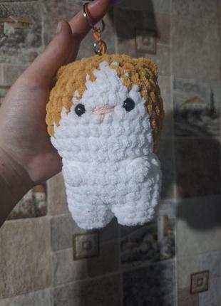 Вязаний котик брелок