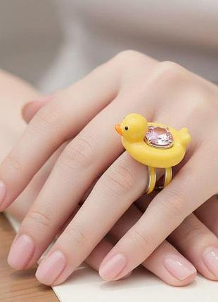 Каблучка біжутерна «sunny duck» з рожевим кристалом