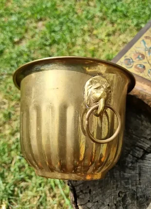 Старовинний кашпо для квітів, горщик.