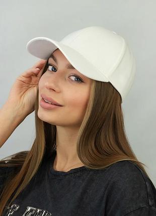 Жіноча зимова кепка classic білий 56-60 для щоденних образів