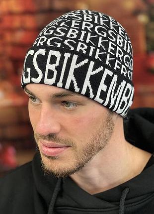 Мужская шапка letters черная + белая 56-59 для сезона и комфортной носки
