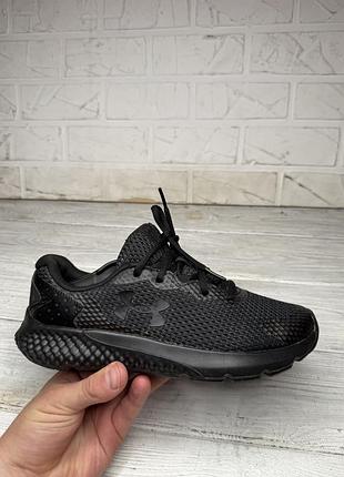 Крутые черные кроссовки under armour charged rogue 3