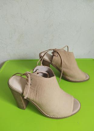 Женские кожаные босоножки с завязками 37 размера от бренда nine west