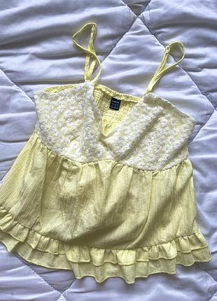 Нежный топик на брителях топ с кружевной вставкой и рюшами модель jeta ari women's ruffle hem camisole tank top