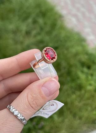 Позолочена каблучка із малиновим кмамнем фіаніт «рубін»