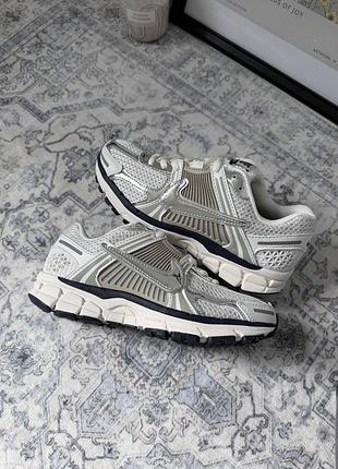 Стильные женские кроссовки nike vomero 5 photon dust