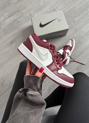 Стильні жіночі кросівки nike air jordan 1 low bordo silver