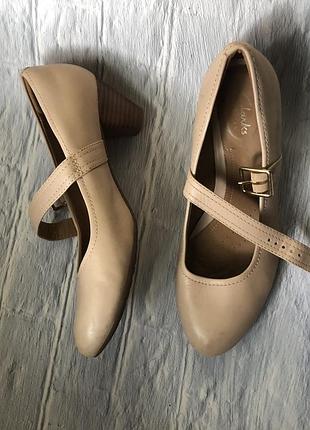 Жіночі туфлі бежеві на невисокому каблучку clarks туфли