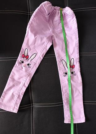 Джинсы для девочки с милыми зайчиками на колесницах 🐰💗 р. 110
