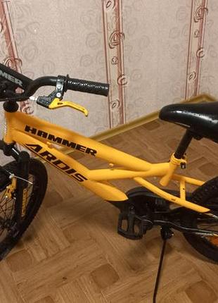 Продам велосипед "кардис", тормоза - задние ножные, передние - ручные. б/у в хорошем состоянии.
мало пользовались.стан резины - отличный.