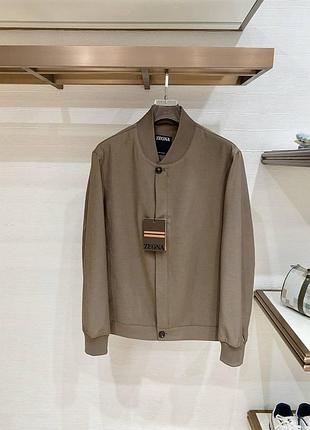 В наявності чоловіча легка куртка бомбер розмір 54 zegna