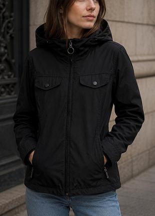 Водонепроникна куртка від бренду barbour