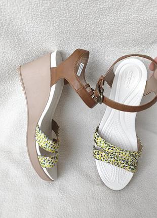 Босоножки на танкетке платформе crocs  w8  на р.38-39 стелька 25 см