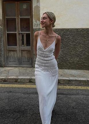 Классное трикотажное белое длинное платье с драпировкой zara