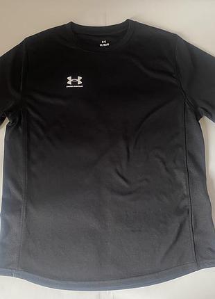 Спортивна футболка чорного кольору від бренду under armour. підійде підлітку 147-158 см., або розмір с. черная спортивная футболка under armour
