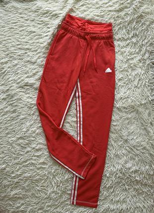Оригінальні спортивні штани adidas
