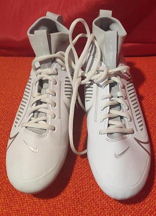 Стильные с шипами белые кроссовки nike