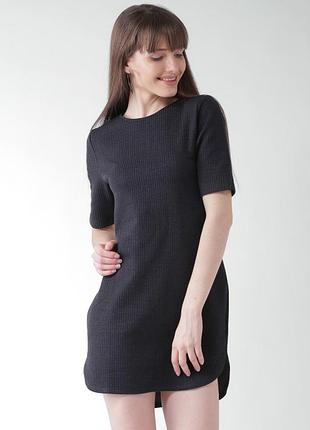 Короткое черное платье в рубчик