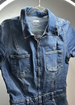 Стильний джинсовий комбінезон від bershka у чудовому стані. модель із короткими рукавами та шортами, застібається на блискавку спереду.