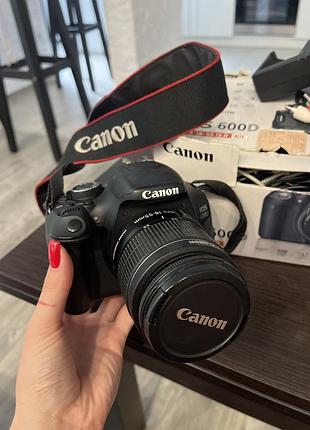 Фотоаппарат canon eos 600d с объективом ef-s 18-55mm is ii в комплекте.камера оснащена матрицей с разрешением 18 мегапикселей и поворотным жк-дисплеем