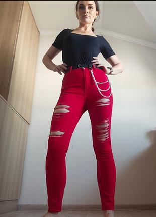 Джинсы женские красные skinny с рваным декором и ремнем-цепочкой, xs/s