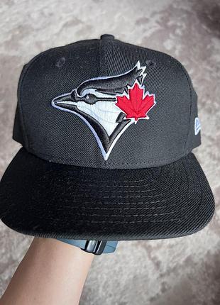 Це чорна кепка new era 59fifty з вишитим логотипом команди toronto blue jays.