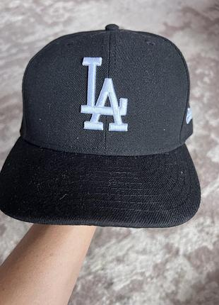 Чорна кепка — модель 59fifty від new era з логотипом los angeles dodgers.