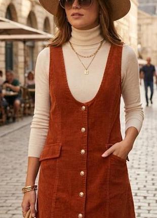 Очень красивый вельветовый сарафан zara м коричневого цвета с серебристыми и пуговицами