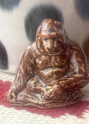 Вінтажна керамічна фігурка горили з серії wade whimsies, випущена у 1984-1985 роках.вона була частиною колекції "world of survival" (світ виживання)