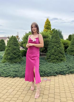 Сукня з королівського атласу, колір рожевий, розсір s. була у використанні 2 рази. хороший стан, без дефектів.